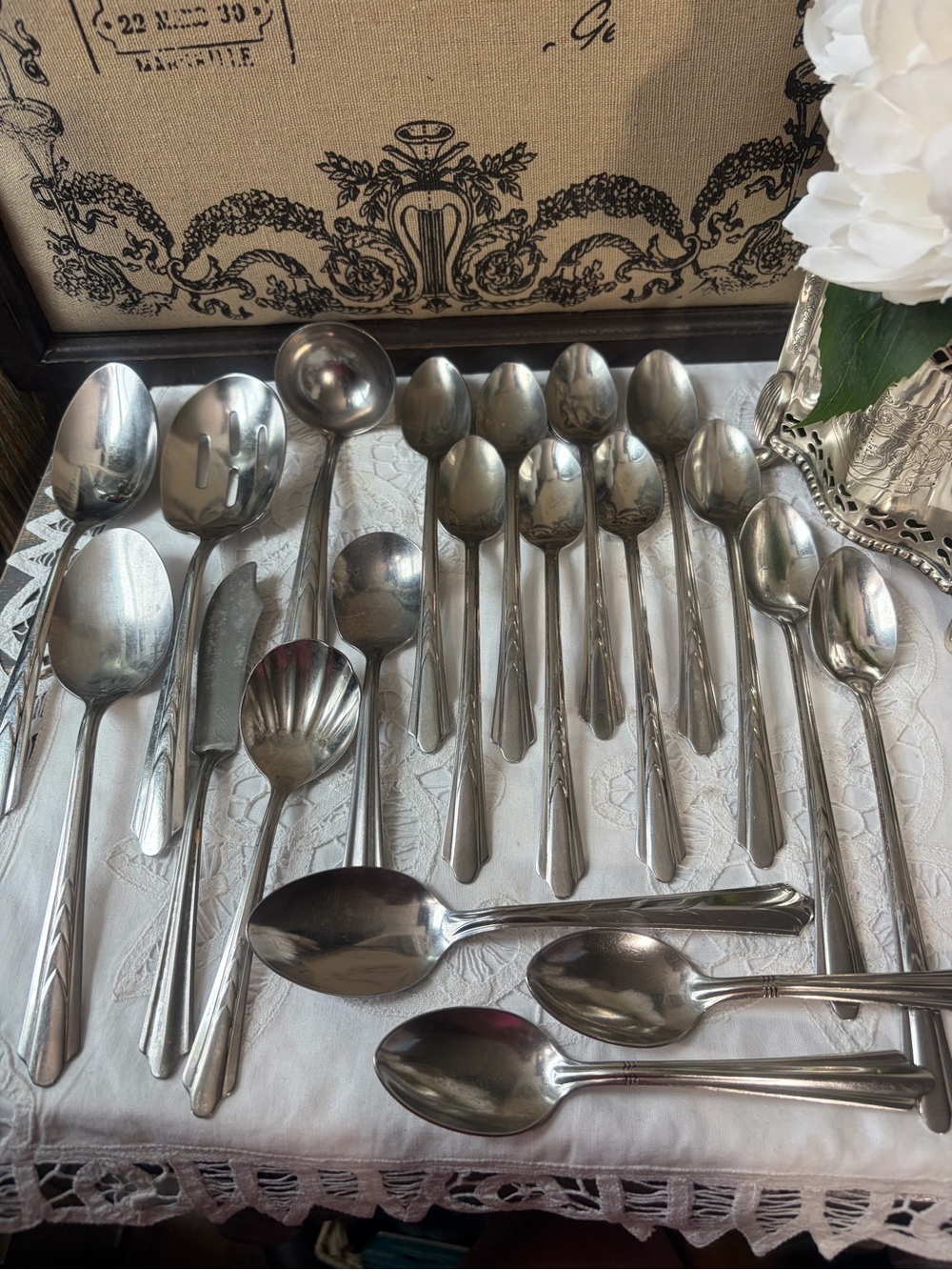 EKCO chervron silver stainless flatware 20 pieces spoons serving